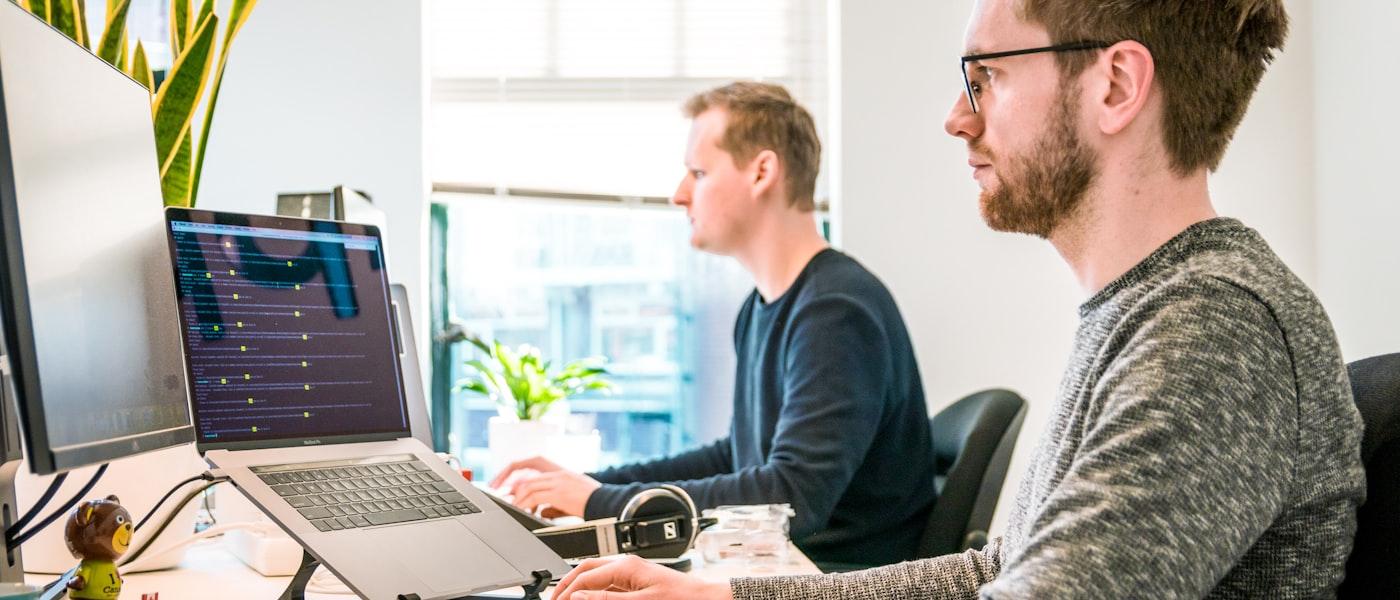 Equipo trabajando con software a la medida en pantallas modernas